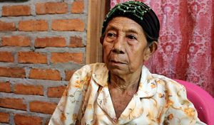 Siti Maimuna menceritakan tentang suaminya yang hilang di tahun 1965. (Foto: Asrida Elisabeth)