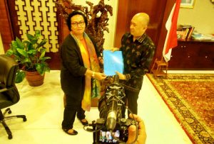 PUTUSAN IPT'65:  Nursyahbani Katjasungkana (kiri) menyerahkan salinan putusan final International People's Tribunal 1965 kepada Teten Masduki di kantor staf Presiden [Foto: YPKP'65-Doc]  