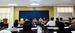 Diskusi yang digelar di Lobby MAP UGM, Sekip, Yogyakarta; mengahdirkan 2 pemantik. Budiawan (Dosen) dan Badri (Penyintas'65) [Foto: Devy DC] 