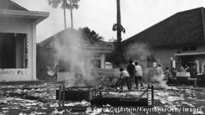 Mahasiswa membakar kantor organisasi kepemudaan PKI di Jakarta, 3 Oktober 1965