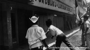 Mahasiswa menyerang sebuah toko buku kiri, 4 Oktober 1965.