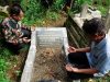 ZIARAH – Wakil Bupati Limapuluh Kota Ferizal Ridwan berdoa di makam Tan Malaka. Ferizal Ridwan, mendatangi langsung makam Tan Malaka di Desa Selopanggung, Kecamatan Semen, Kabupaten Kediri, Kamis (17/11).