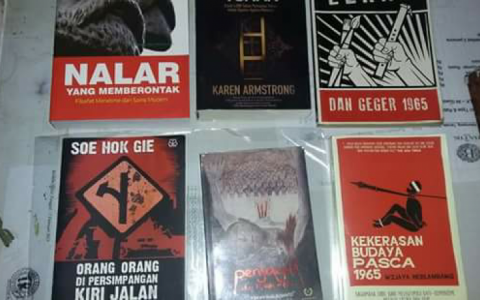 Buku yang disita dari kamar aktivis AMAN Maluku Utara. (Foto: Akun twitter Damar Juniarto)