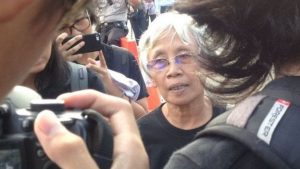 Sumarsih, ibunda Norman Irawan, korban meninggal dunia dalam Peristiwa Semanggi 1, menyatakan akan terus berjuang lewat jalur hukum. [BBC INDONESIA]