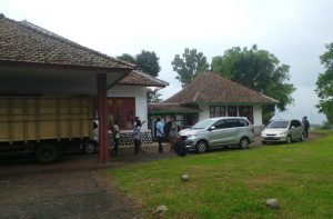 Rumah peninggalan Belanda yang sekarang digunakan sebagai kantor PT Hardja Setia. Bangunan ini diduga menjadi tempat penahanan dan pembantaian anggota PKI. [Foto: Isfari Himat/detikX]