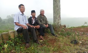 (Dari kiri ke kanan) bekas anggota Pemuda Rakyat Acep Hidayat, Muhim, dan Ketua YPKP 65 Bejo Untung di Sukabumi. Foto: Isfari Hikmat/detikX