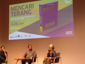 Nasti Rukmawati (kanan) dan IGP Wiranegara (tengah) menjadi narasumber