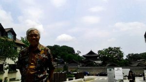 ISTANA KAISAR KOREA: Bedjo Untung diambil gambarnya dengan latar belakang Istana Kekaisaran Korea, menjelang upacara penganugerahan "Human Rights Award of The Truth Foundation" South Korea [Foto: Humas YPKP 65]