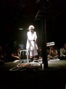 KERONCONG: Ibu Sri Wahyuni (Bu Nik), mantan penyanyi istana era 60-an yang tergabung dalam "Kiprah Perempuan" tengah menyanyikan lagu "Ambarawa" diiringi Orkes Keroncong "Agawe Santosa" [Foto: Devy DC]