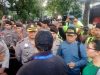 BLOKADE: Kapolsek Menteng memimpin langsung tindakan blokade gedung LBH Jakarta. Nampak Ronald Purba menghalangi panitia dan peserta seminar yang tertahan di luar lokasi [Foto: Set]