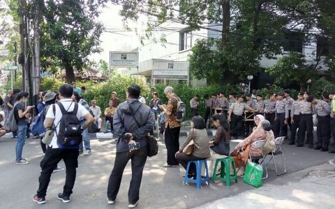Blokade polisi di depan gerbang kantor YLBHI, Jakarta Pusat, menolak acara seminar Sejarah Pengungkapan Kebenaran 1965/1966 (16/09/2017). FOTO/Forum 65 (Amin Siahaan)