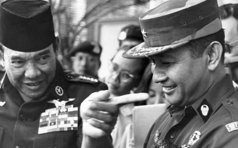 Presiden Soekarno dan periwara tinggi AD Soeharto saat berbincang, pada 1966. Kedua pihak disebut terlibat perseteruan kekuasaan melalui perstiwa 1965. (AFP PHOTO/PANASIA)