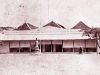 Di Gedung Agung Yogyakarta, Oemiyah dan Ngaisyah menurunkan bendera Jepang pada September 1945. Sumber: Wikimedia.org.