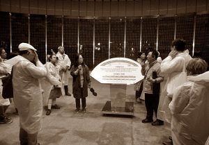 MEMORIAL: Foto kunjungan ke Jeju4.3 Memorial. Di latar belakang nampak tertera daftar lebih 30.000 nama korban Genosida Pulau Jeju yang dipahatkan pada dinding batu [Foto: Huma YPKP 65]