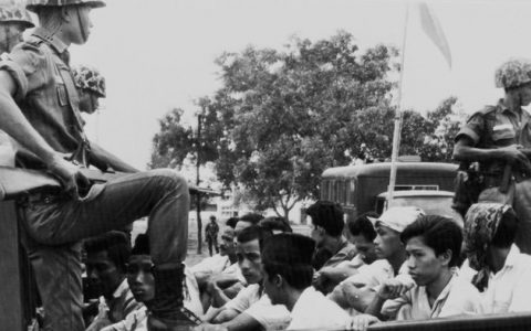 Anggota Pemuda Rakyat, sayap pemuda Partai Komunis Indonesia (PKI), ditahan oleh milter (30/10/65). FOTO/AP