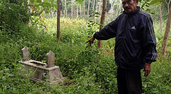 SETUMBU: Roedi Subroto, penyintas Tragedi 65 tengah menunjuk lokasi kuburan massal Setumbu, pada 2 titik yang berbeda di atas tanah keluarganya [Foto: Humas YPKP 65]