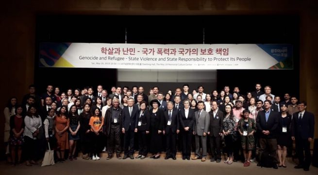 GWANGJU: Ketua YPKP 65 Pusat, Bedjo Untung di tengah para peserta konferensi Asia di 5.18 Gwangju (18/5) Korea Selatan [Foto: BU]