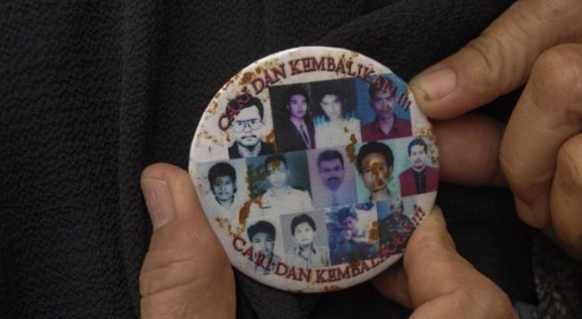 Peserta Napak Tilas Reformasi 1998 mengenakan pin bergambar korban-korban peristiwa Reformasi 1998 dalam acara yang digelar di Taman Makam Purwoloyo, Solo, Jawa Tengah, Rabu (27/11). MAULANA SURYA/ANTARA