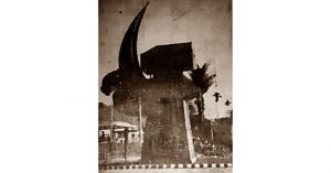 Tugu palu arit di Palembang. (Harian Rakjat, 9 Juni 1965).