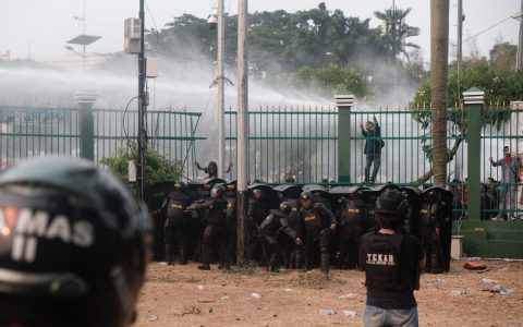 Polisi menggunakan meriam air untuk membubarkan pengunjuk rasa di depan kompleks Dewan Perwakilan Rakyat pada 24 September 2019. (JP / Donny Fernando)