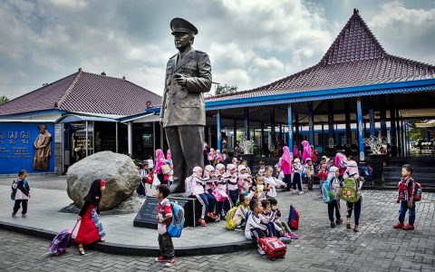 Museum Memorial Jenderal Suharto di Kemusuk, Indonesia, merayakan mantan diktator tersebut sebagai ayah yang baik dan pembangun bangsa yang heroik. [Foto Kredit : Ulet Ifansasti untuk The New York Times]
