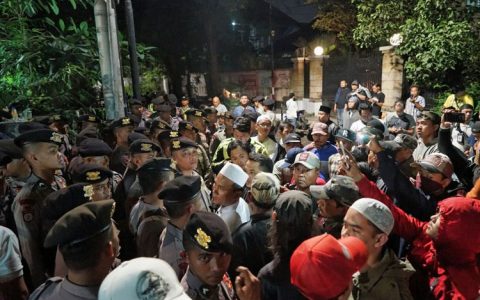 Puluhan massa mengepung kantor Yayasan Lembaga Bantuan Hukum Indonesia (YLBHI) di kawasan Menteng, Jakarta Pusat, pada Minggu (17/9/2017) hingga Senin (18/9/2017) dini hari. Awalnya, sekitar pukul 21.30, puluhan massa tanpa spanduk dan atribut aksi menggelar unjuk rasa di depan kantor YLBHI. Mereka berorasi, meminta pihak YLBHI menghentikan acara yang digelar di dalam gedung sejak sore. Mereka menuding acara tersebut merupakan sebuah diskusi soal kebangkitan Partai Komunis Indonesia (PKI). Tidak hanya berorasi, mereka juga meminta untuk masuk ke dalam kantor YLBHI Ganyang PKI! Ganyang PKI, teriak puluhan massa aksi itu.(KOMPAS.com/Kristian Erdianto)