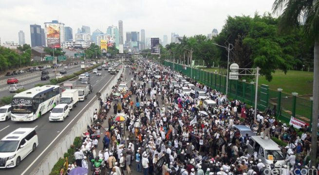 Foto: Massa aksi 299 di depan gedung DPR. (Marlinda-detikcom)