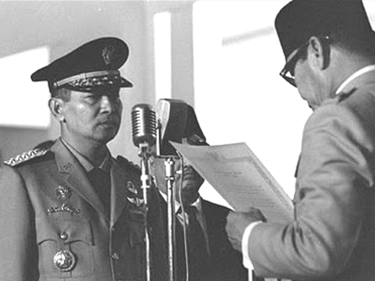 tirto_bung-karno-lantik-soeharto