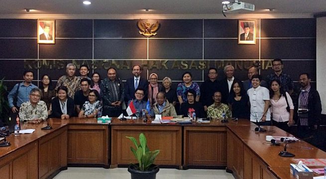 FOTO BERSAMA: Komisioner Tinggi HAM PBB, Zeid Ra'ad Al Hussein berfoto bersama perwakilan NGO Masyarakat Sipil Indonesia (5/2) di Komnas HAM RI Jakarta [ist]