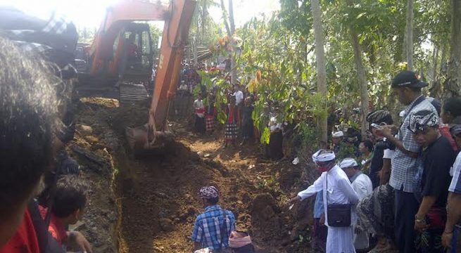 Pembongkaran kuburan massal eks anggota PKI di Jembrana, Bali. (Liputan6.com/Dewi Divianta)