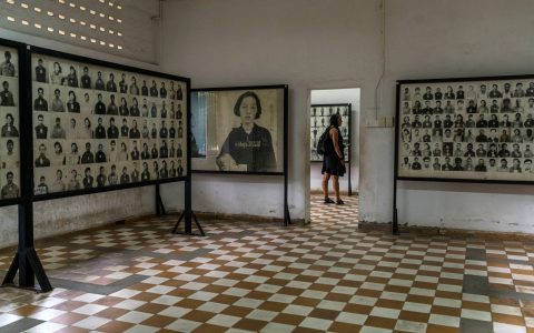 Foto-foto korban Khmer Merah di Museum Genosida Tuol Sleng di Phnom Penh, Kamboja, Kamis. KreditKreditAdam Dean untuk The New York Times