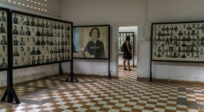 Foto-foto korban Khmer Merah di Museum Genosida Tuol Sleng di Phnom Penh, Kamboja, Kamis. KreditKreditAdam Dean untuk The New York Times