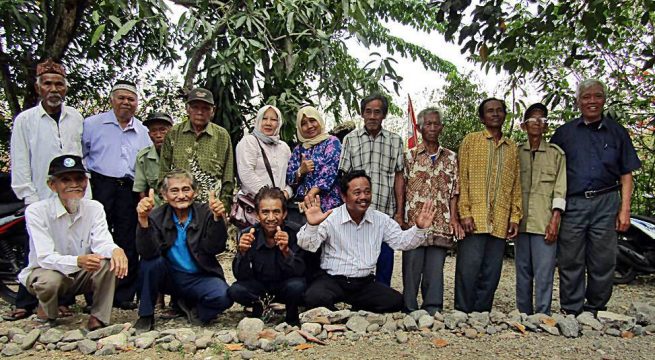 SAYUDI:  Sayudi, 84 tahun (berdiri nomor 2 dari kanan) dalam foto bersama Ketua YPKP 65 Bedjo Untung yang berkunjung ke Brebes [Foto: Humas YPKP 65]