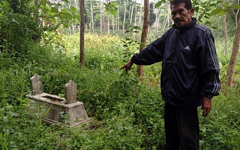SETUMBU: Roedi Subroto, penyintas Tragedi 65 tengah menunjuk lokasi kuburan massal Setumbu, pada 2 titik yang berbeda di atas tanah keluarganya [Foto: Humas YPKP 65]