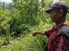 KUBURAN MASSAL: Seorang penduduk Desa Dungus tengah menunjukkan lokasi kuburan massal korban Tragedi 65 yang diduga berisi 150 orang di Jurang Uni Hutan Dungus, Kabupaten Madiun [Foto: Humas YPKP 65]