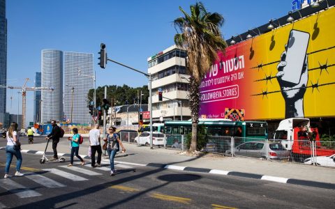 Sebuah papan iklan di Tel Aviv untuk "Eva Stories," sebuah proyek pendidikan Holocaust. KreditKreditDan Balilty untuk The New York Times