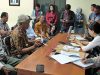 MASS-GRAVES: Delegasi YPKP 65 mendatangi Komnas HAM untuk melaporkan dan menyerahkan data kuburan massal (mass-graves) pada Kamis (3/10/2019) di kantor Komnas HAM, Menteng Jakarta [Foto: Humas YPKP 65]