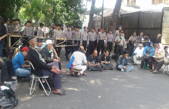 In This Sept. 16, 2017 photo, police block survivors of the 1960s communist purge from attending a seminar on the massacres at the Indonesian Legal Aid Foundation building in Jakarta. Survivors are still seeking answers over who was responsible for the purge that killed hundreds of thousand of alleged communists and their sympathizers (ucanews.com photo)