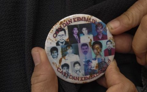 Peserta Napak Tilas Reformasi 1998 mengenakan pin bergambar korban-korban peristiwa Reformasi 1998 dalam acara yang digelar di Taman Makam Purwoloyo, Solo, Jawa Tengah, Rabu (27/11). MAULANA SURYA/ANTARA