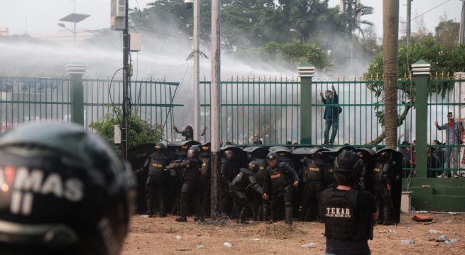 Polisi menggunakan meriam air untuk membubarkan pengunjuk rasa di depan kompleks Dewan Perwakilan Rakyat pada 24 September 2019. (JP / Donny Fernando)