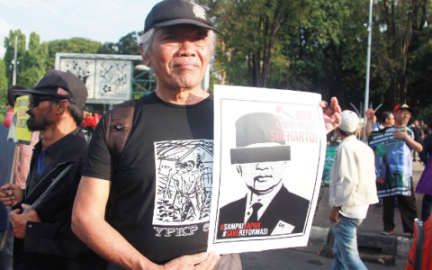 Bedjo Untung memegang foto Soeharto saat demonstrasi di luar Istana Kepresidenan di Jakarta pada tahun 2019. Untung dianugerahi Penghargaan Gwangju 2020 untuk Hak Asasi Manusia pada 20 Maret. (Foto: Konradus Epa / Berita UCA)