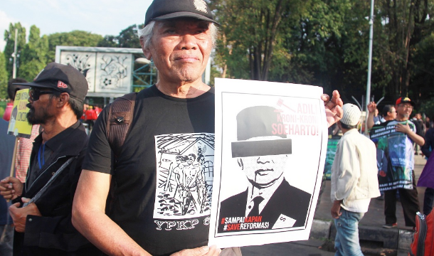 Bedjo Untung memegang foto Soeharto saat demonstrasi di luar Istana Kepresidenan di Jakarta pada tahun 2019. Untung dianugerahi Penghargaan Gwangju 2020 untuk Hak Asasi Manusia pada 20 Maret. (Foto: Konradus Epa / Berita UCA)